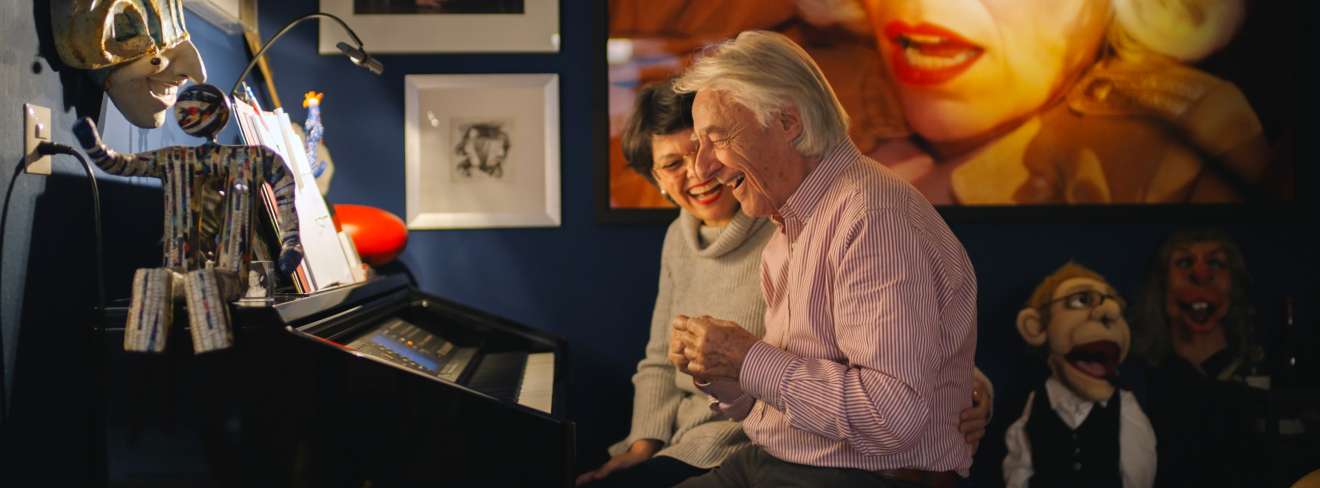 Filmwelt Verleihagentur: Typisch Emil - Niccel und Emil Steinberger beim Musizieren - © Gorps Film GmbH