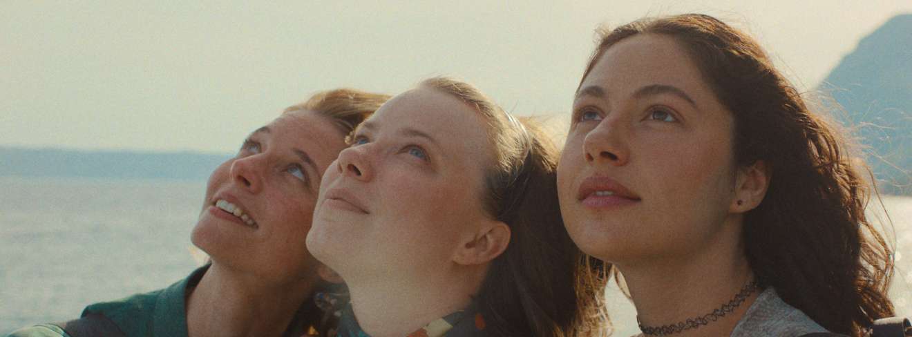 Filmwelt Verleihagentur: Ich sehe was, was ihr nicht seht - Ich sehe was, was ihr nicht seht - Lou (Svenja Jung, l.), Solveigh (Saskia Rosendahl, M.) und Yalda (Soma Pysall, r.)
