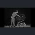 Filmwelt Verleihagentur: Typisch Emil - Emil Steinberger bei seinem legendären Kinderwagen-Sketch - © Gorps Film GmbH