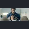 Filmwelt Verleihagentur: Beule - Olli (Janek Rieke) und Anja (Julia Hartmann) erwarten im Krankenhaus die Geburt ihres Kindes - © ELEMENT E