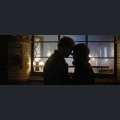 Filmwelt Verleihagentur: Beule - Olli (Janek Rieke) und Anja (Julia Hartmann) teilen einen innigen Moment vor einer Bar - © ELEMENT E