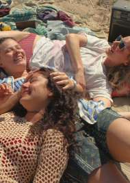 Filmwelt Verleihagentur: Ich sehe was, was ihr nicht seht - Kino - Solveigh (Saskia Rosendahl, l.), Yalda (Soma Pysall, M.) und Lou (Svenja Jung, r.)